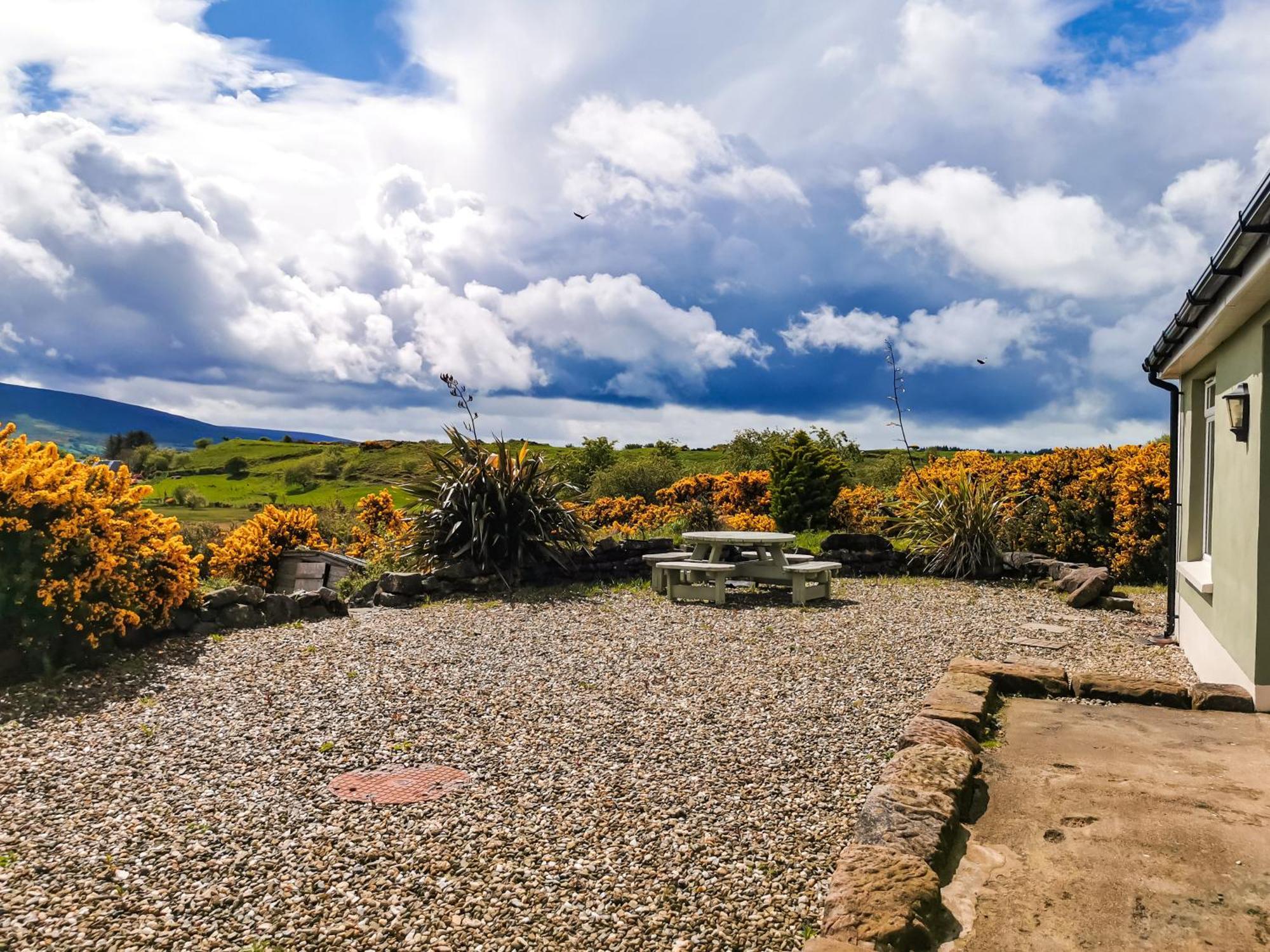 Causeway Coast Country Cottage, Pet-Friendly บัลลีคาสเซิล ภายนอก รูปภาพ